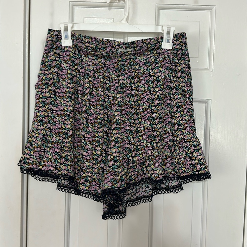 MOLLY BRACKEN navy blue floral flowy shorts size medium